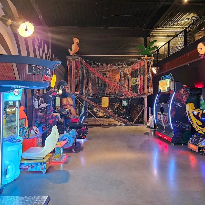 Dolfijn -the plays to be- bowlen/ indoor minigolf/ karaoke/ shuffleboard/ restaurant photo 3