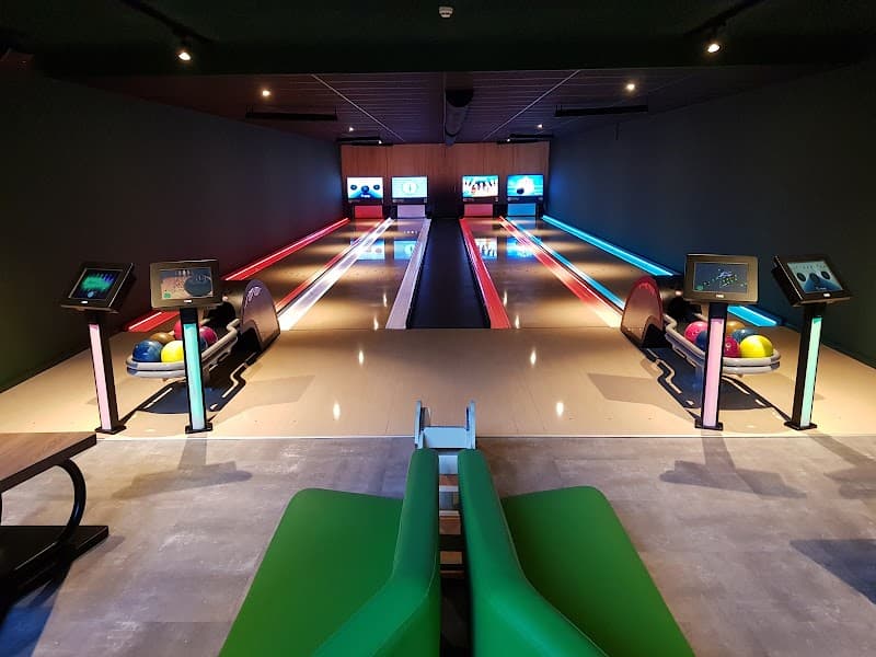Skik binnen speeltuin/bowlingbaan photo 2